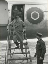 Прибытие премьер-министра Великобритании У. Черчилля на аэродром Саки (спуск по трапу самолета). [Автор фото С.М. Гурарий]. Крым, 3 февраля 1945 г.