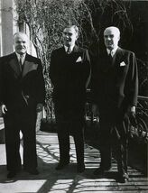 В.М. Молотов, А. Иден, Э. Стеттиниус в перерыве между совещаниями на террасе Воронцовского дворца. [Автор фото С.М. Гурарий]. Ялта, февраль 1945 г. 