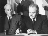 Э. Стеттиниус и В.М. Молотов во время подписания итоговых документов конференции. Ялта, 11 февраля 1945 г. 